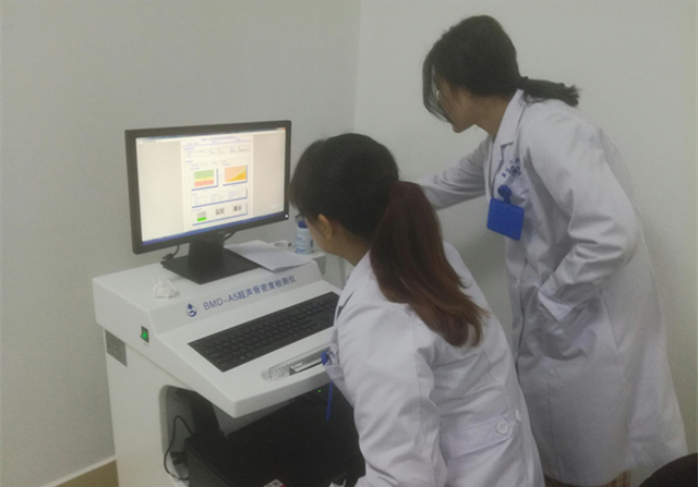 造成骨密度低的原因主要有哪些？年輕人體檢要不要做骨密度檢查？ 